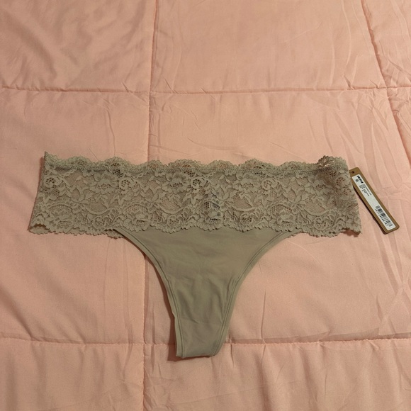 Skims Fits Everybody Lace Thong - Picture 1 of 4